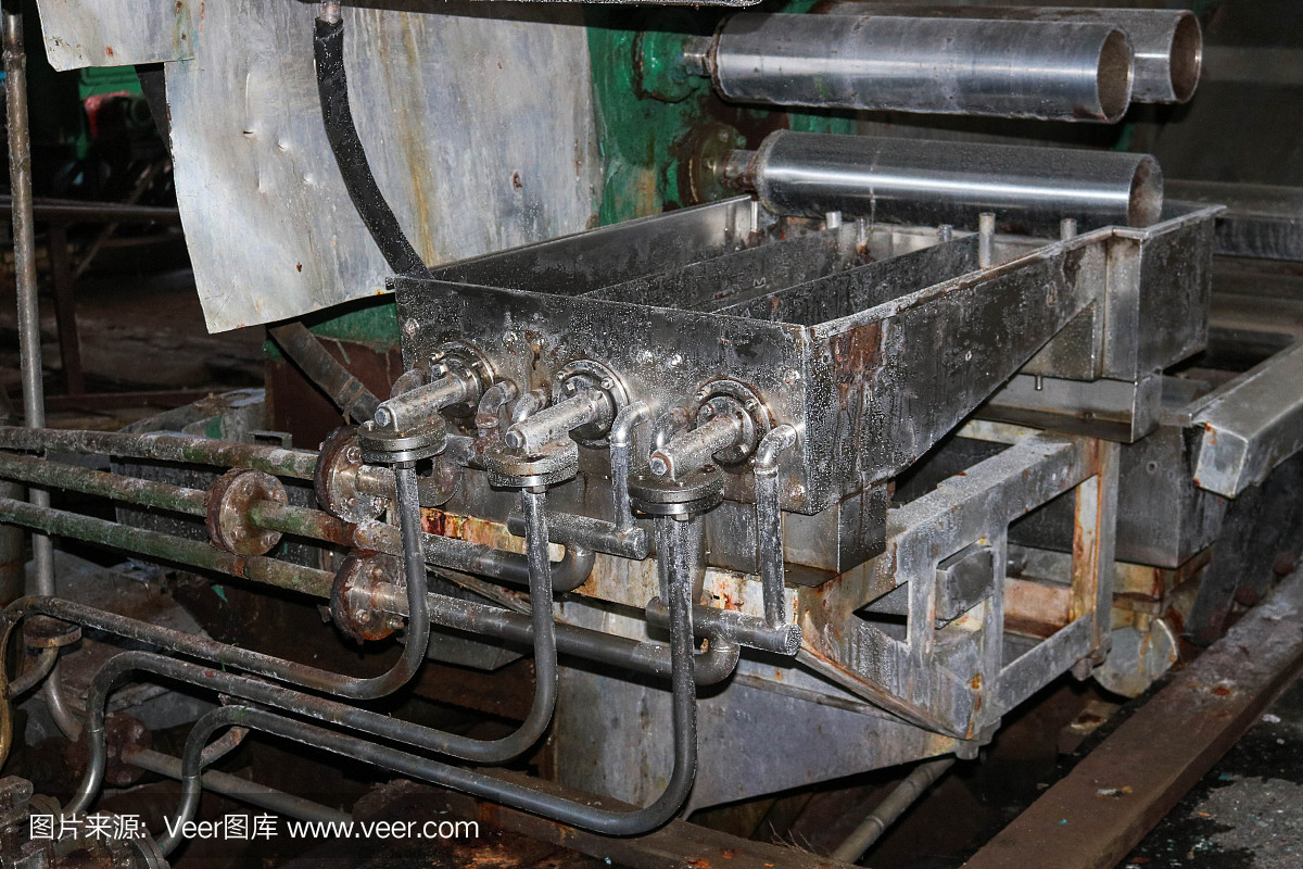 該設(shè)備是在一個(gè)工業(yè)化工石化機(jī)械制造精煉廠的車間用不銹鋼打開的,有設(shè)備管道和法蘭