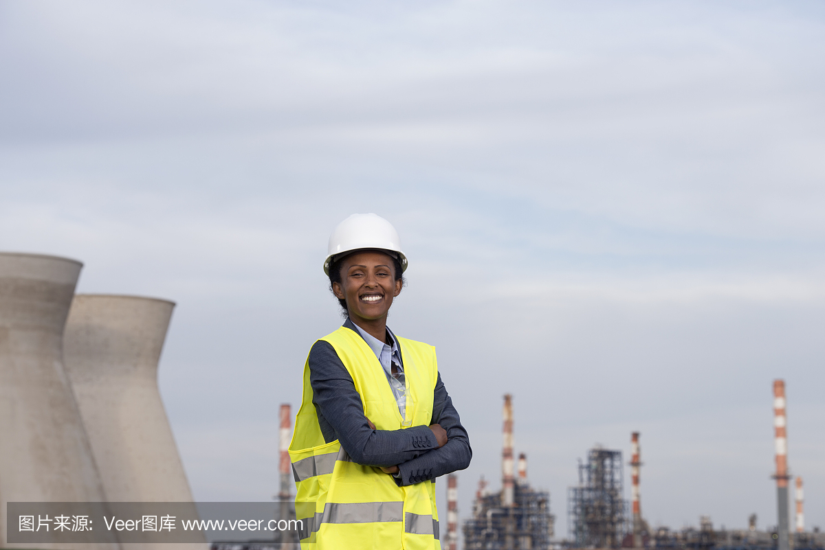 在化工廠工作的女商人。