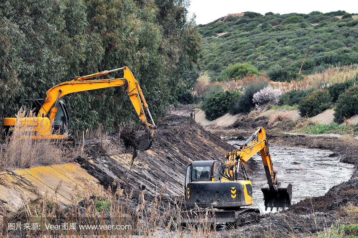 挖掘機在工作。